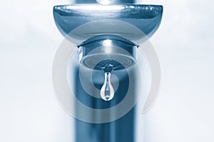 Water tap and falling drop