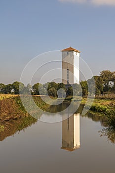 Agua la Torre es un refleja en paz Agua 