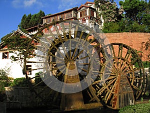 Water wheels in Lijiang, daytime