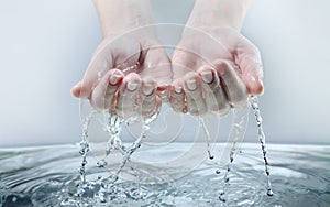 Acqua una donna mano 