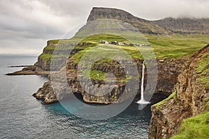 Cascada a acantilados sobre el. feroés islas línea costera. 