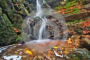 Vodopád v potoku v Turovskej rokline na jeseň v Kremnických vrchoch