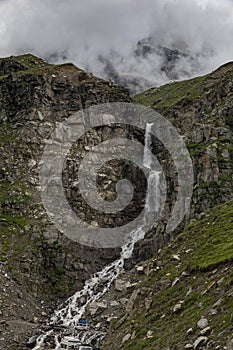 Wasserfall schiene auf der Straßen, 