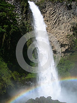 Vodopád v rovníkový dažďový prales oblúkové dúha 