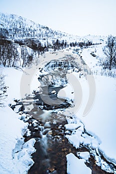 Cascata sul un fiume inverno,, Norvegia 