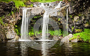 Cascada sobre el hada piscinas sobre el una isla de en Escocia 