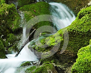 Cascada en verde piedra 