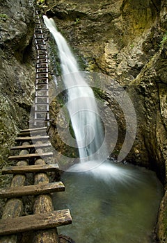 Vodopád s rebríkom v kaňone
