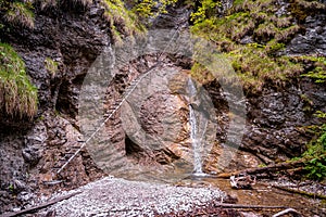 Vodopád s rebríkom v kaňone, suchá bela v Slovenskom raji, Národný park Slovenský Raj, Slovensko.