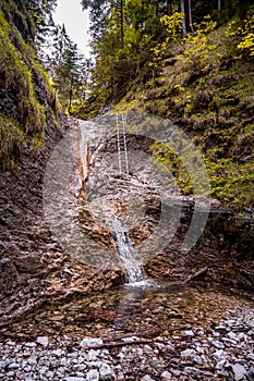 Vodopád s rebríkom v kaňone, suchá bela v Slovenskom raji, Národný park Slovenský Raj, Slovensko.