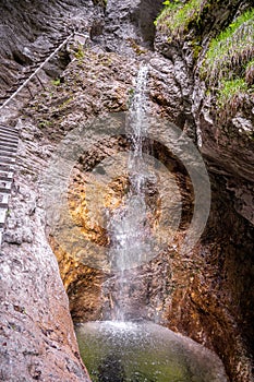 Vodopád s rebríkom v kaňone, suchá bela v Slovenskom raji, Národný park Slovenský Raj, Slovensko.