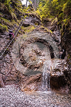 Vodopád s rebríkom v kaňone, suchá bela v Slovenskom raji, Národný park Slovenský Raj, Slovensko.