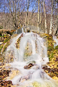 Vodopád na Mostenických travertinech v Uhliarské dolině v Nízkých Tatrách