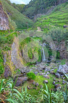 Cascada más cercano sobre el isla en 