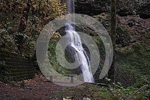 Waterfall Park bench a tranquilo place