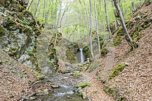 Vodopád mezi dvě kopce v les 