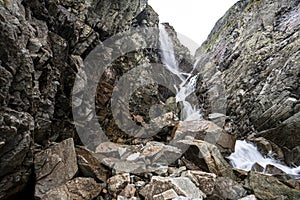 Vodopád v údolí Velké Zmarzly. Tatranský národní park, Slovensko