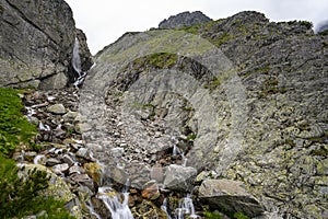 Vodopád vo Veľkej Zmarzlej doline. Tatranský národný park, Slovensko