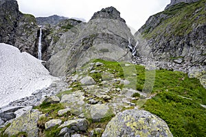 Vodopád vo Veľkej Zmarzlej doline. Tatranský národný park, Slovensko