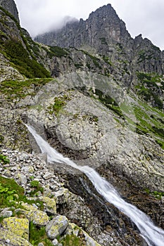 Vodopád vo Veľkej Zmarzlej doline. Tatranský národný park, Slovensko