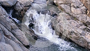 Vodopád, kde voda padá medzi skaly