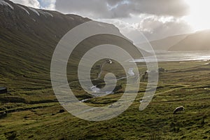 Cascate soffiato su secondo pesante tempesta creazione è un Aspetto Come vapore tubi sul Faroese isole 