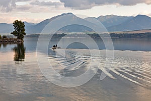 Vody jezera Liptovská Mara v Liptovském Trnovci, Slovensko.