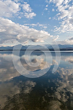 Vody jezera Liptovská Mara v obci Liptovský Trnovec, Slovensko.