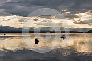 Vody jezera Liptovská Mara v obci Liptovský Trnovec, Slovensko.