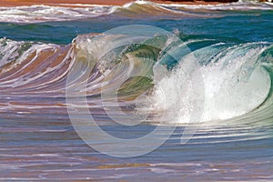 Vlna  surfovat břeh rozbít v 