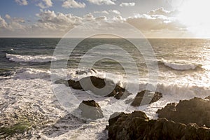 Onde la caduta lungo cantina baia settentrionale sul tramonto 