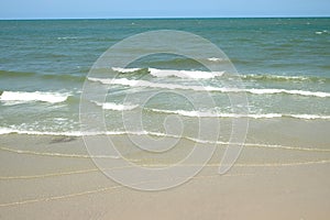 The waves fluttered gently.