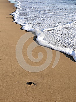 Onde lappatura contro sabbia sul Costa il mare schiuma un sabbioso spiagge estate luce del sole viaggio diario ragnatela sito ragnatela formato pubblicitario destinato principalmente all'uso sui siti ragnatela 