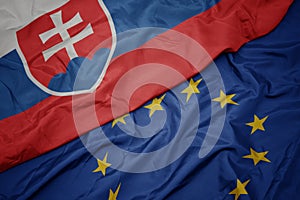 Mávání barevnou vlajkou evropské unie a státní vlajkou slovenska