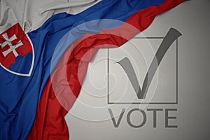 Vlajúca farebná štátna vlajka Slovenska na sivom pozadí s textovým hlasovaním. 3D ilustrácie