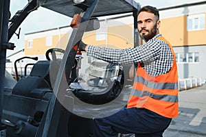 Winken Gabelstapler treiber Lager aus fracht Unternehmen während Management Gabelstapler 