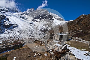 Way between the Gokyo and Machhermo