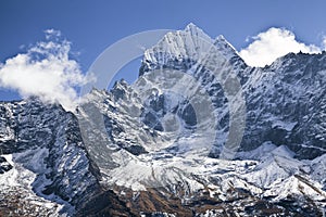 Way to Everest Base Camp, beautiful sunny weather and spectacular views