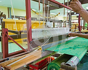 Weaving loom and shuttle on the warp