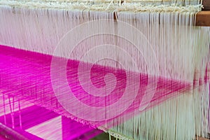 Weaving loom and shuttle on the warp