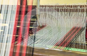 Weaving loom and shuttle on the warp