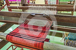 Weaving loom and shuttle on the warp