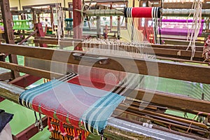 Weaving loom and shuttle on the warp
