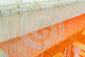 Weaving loom and shuttle on the warp