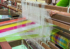 Weaving loom and shuttle on the warp