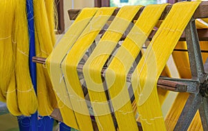 Weaving loom and shuttle on the warp