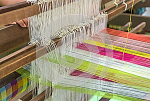 Weaving loom and shuttle on the warp