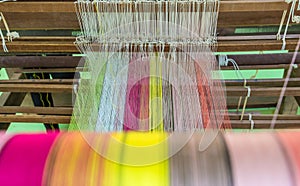 Weaving loom and shuttle on the warp