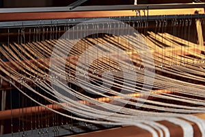 Weaving loom warp threads