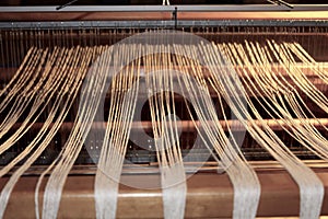 Weaving loom warp threads